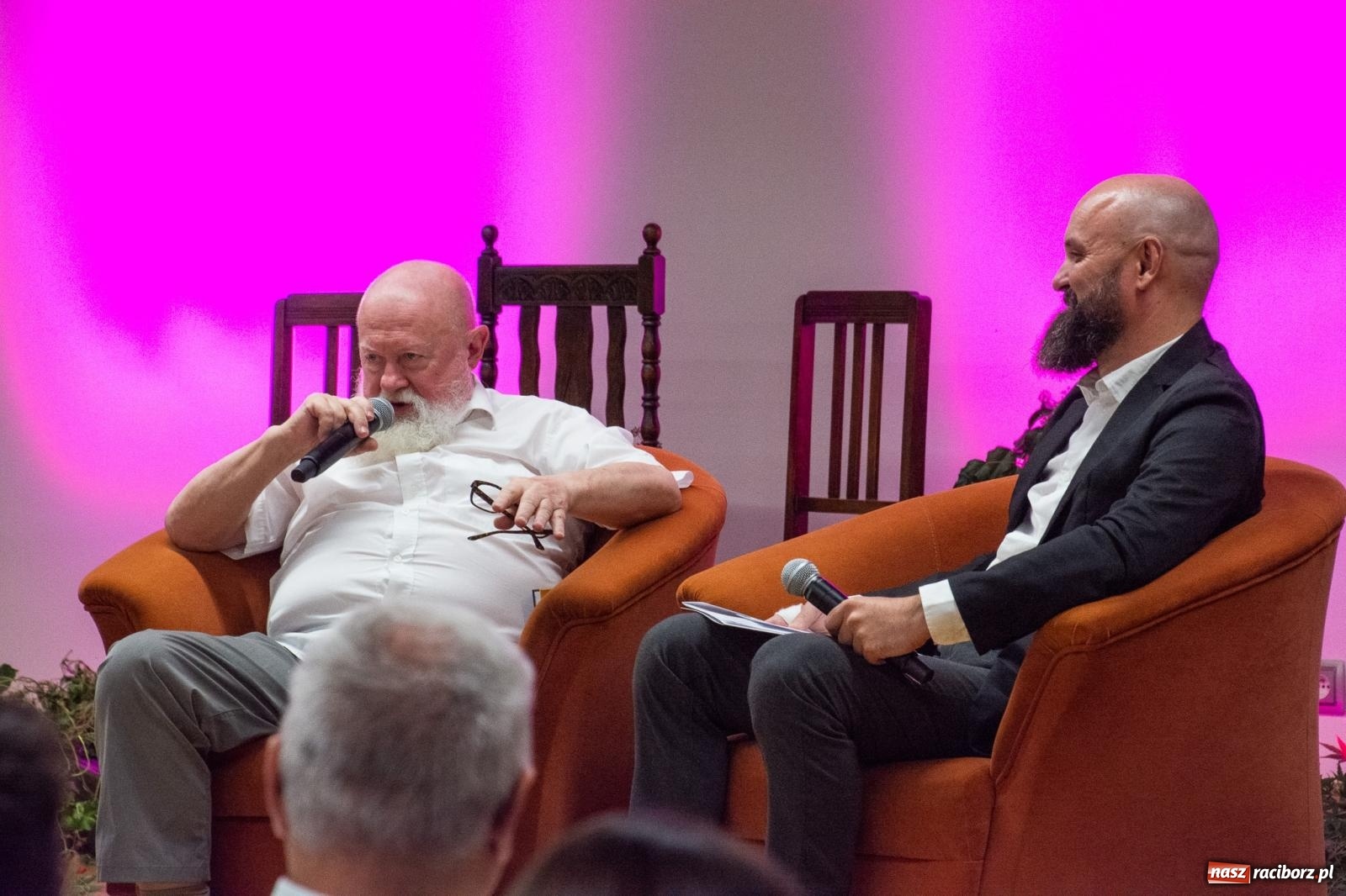 Zdjęcie w galerii na portalu naszraciborz.pl: Języka nie trzeba strzec ani hołubić - trzeba go po prostu lubić. Profesor Bralczyk w Raciborzu wiadomości z regionu