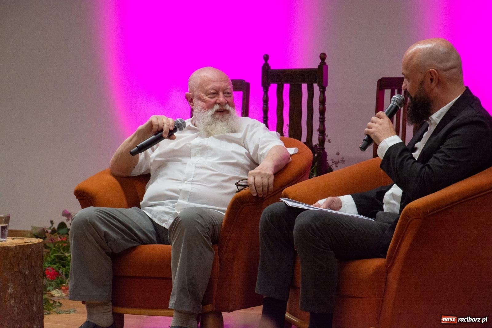 Zdjęcie w galerii na portalu naszraciborz.pl: Języka nie trzeba strzec ani hołubić - trzeba go po prostu lubić. Profesor Bralczyk w Raciborzu wiadomości z regionu