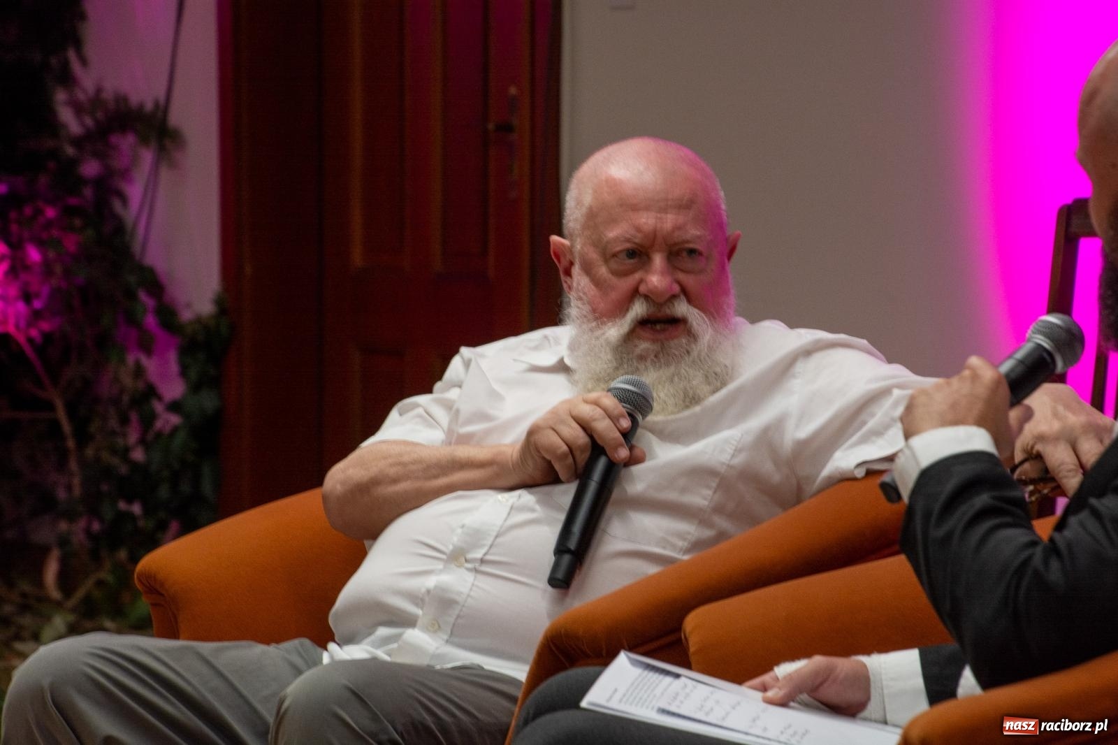 Zdjęcie w galerii na portalu naszraciborz.pl: Języka nie trzeba strzec ani hołubić - trzeba go po prostu lubić. Profesor Bralczyk w Raciborzu wiadomości z regionu