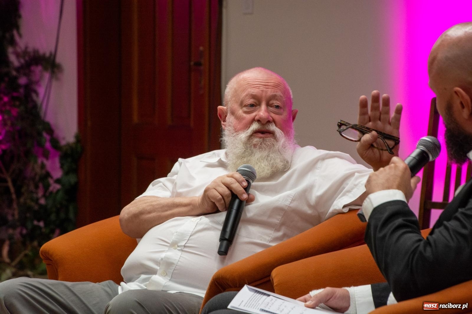 Zdjęcie w galerii na portalu naszraciborz.pl: Języka nie trzeba strzec ani hołubić - trzeba go po prostu lubić. Profesor Bralczyk w Raciborzu wiadomości z regionu