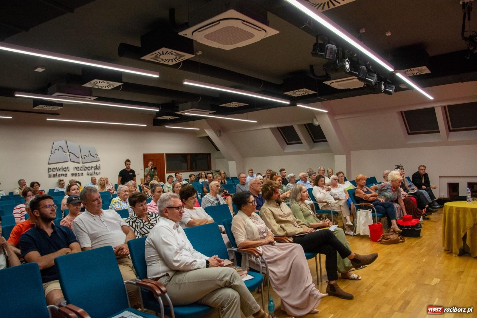 Zdjęcie w galerii na portalu naszraciborz.pl: Języka nie trzeba strzec ani hołubić - trzeba go po prostu lubić. Profesor Bralczyk w Raciborzu wiadomości z regionu