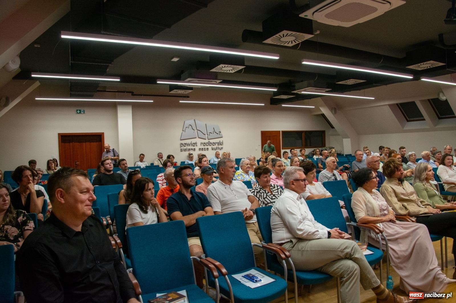 Zdjęcie w galerii na portalu naszraciborz.pl: Języka nie trzeba strzec ani hołubić - trzeba go po prostu lubić. Profesor Bralczyk w Raciborzu wiadomości z regionu