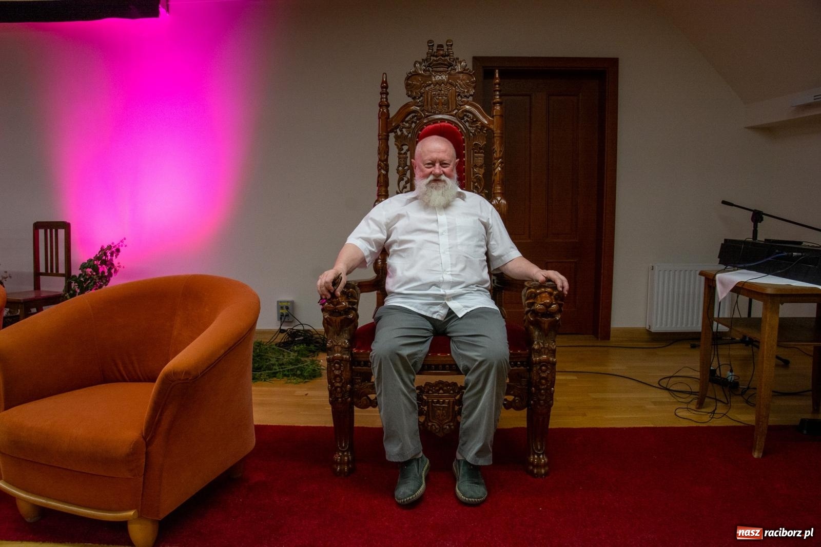 Zdjęcie w galerii na portalu naszraciborz.pl: Języka nie trzeba strzec ani hołubić - trzeba go po prostu lubić. Profesor Bralczyk w Raciborzu wiadomości z regionu