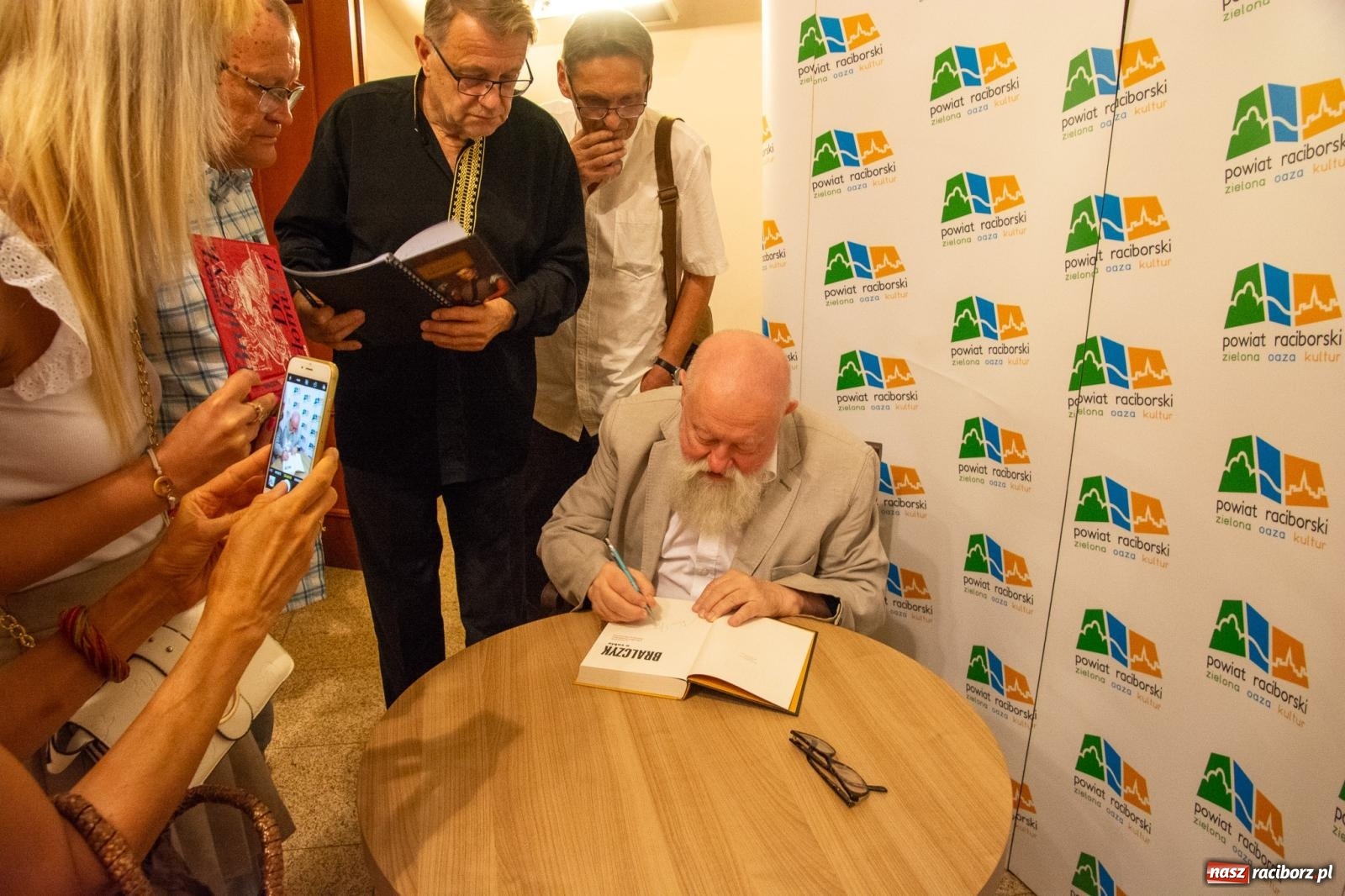 Zdjęcie w galerii na portalu naszraciborz.pl: Języka nie trzeba strzec ani hołubić - trzeba go po prostu lubić. Profesor Bralczyk w Raciborzu wiadomości z regionu