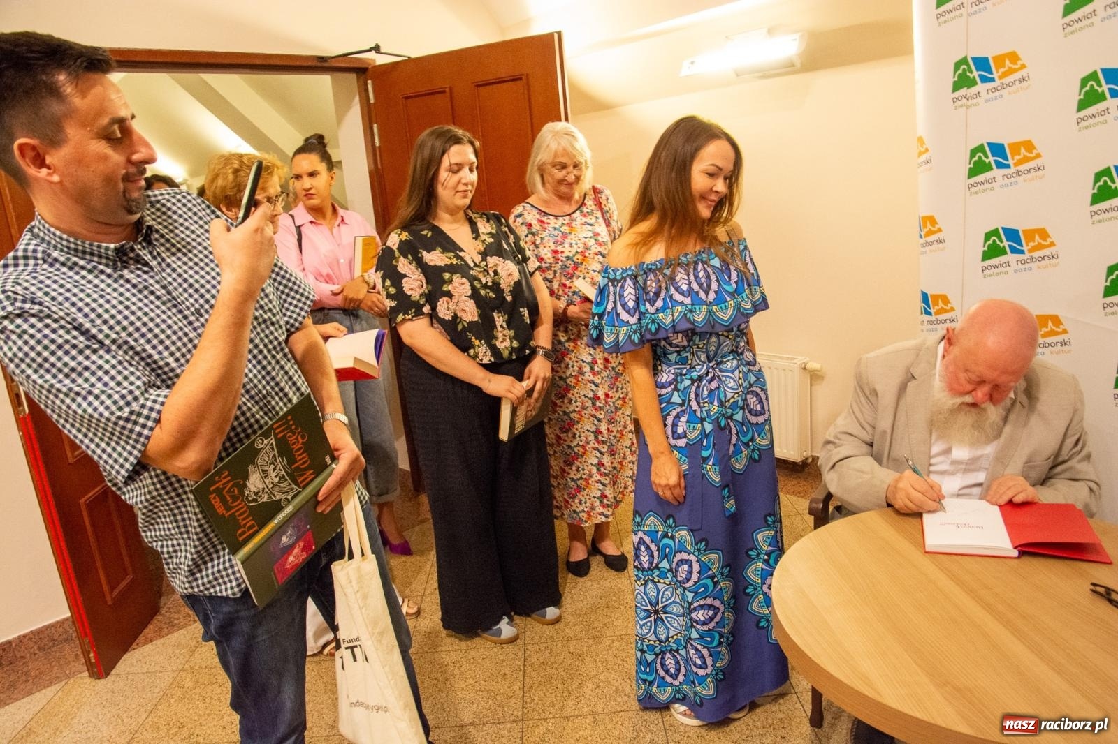 Zdjęcie w galerii na portalu naszraciborz.pl: Języka nie trzeba strzec ani hołubić - trzeba go po prostu lubić. Profesor Bralczyk w Raciborzu wiadomości z regionu