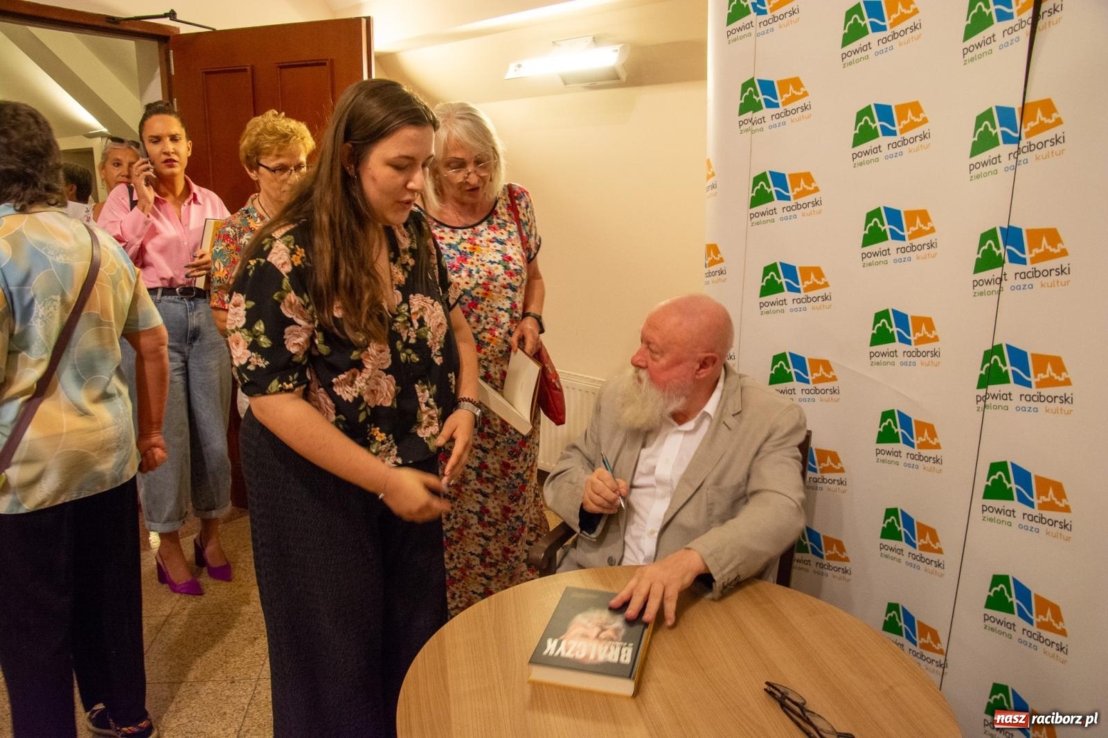 Zdjęcie w galerii na portalu naszraciborz.pl: Języka nie trzeba strzec ani hołubić - trzeba go po prostu lubić. Profesor Bralczyk w Raciborzu wiadomości z regionu