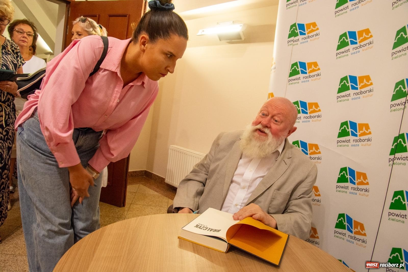 Zdjęcie w galerii na portalu naszraciborz.pl: Języka nie trzeba strzec ani hołubić - trzeba go po prostu lubić. Profesor Bralczyk w Raciborzu wiadomości z regionu