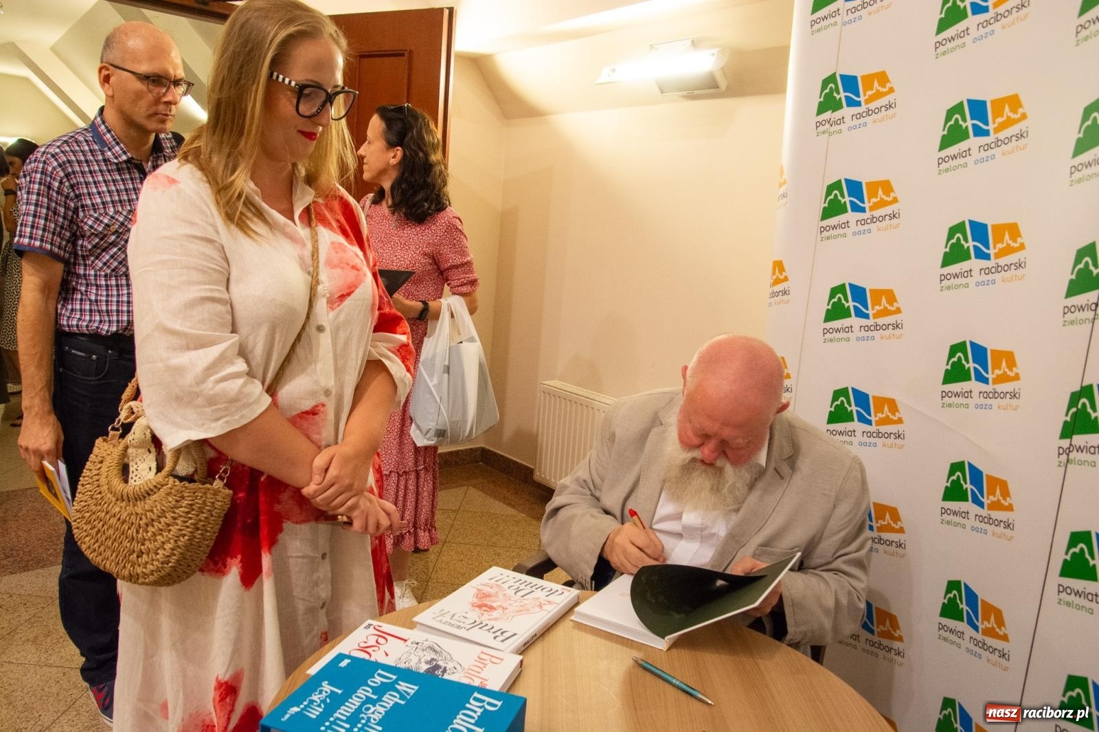 Zdjęcie w galerii na portalu naszraciborz.pl: Języka nie trzeba strzec ani hołubić - trzeba go po prostu lubić. Profesor Bralczyk w Raciborzu wiadomości z regionu