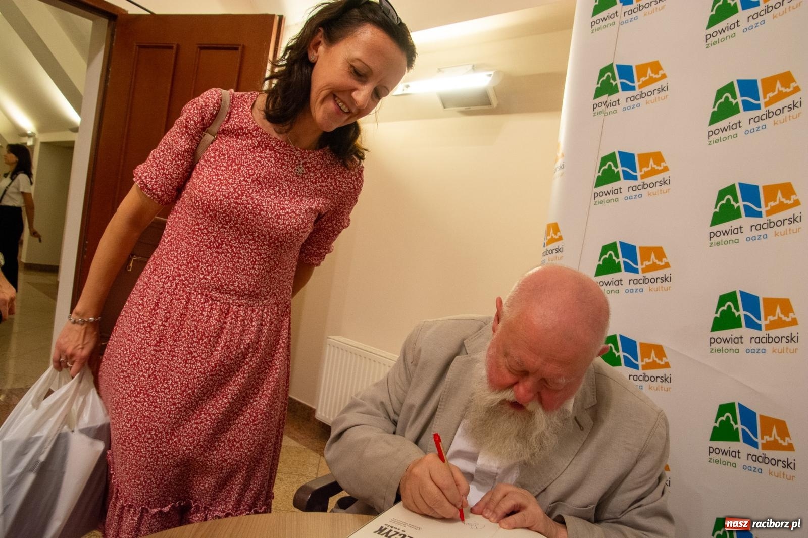 Zdjęcie w galerii na portalu naszraciborz.pl: Języka nie trzeba strzec ani hołubić - trzeba go po prostu lubić. Profesor Bralczyk w Raciborzu wiadomości z regionu