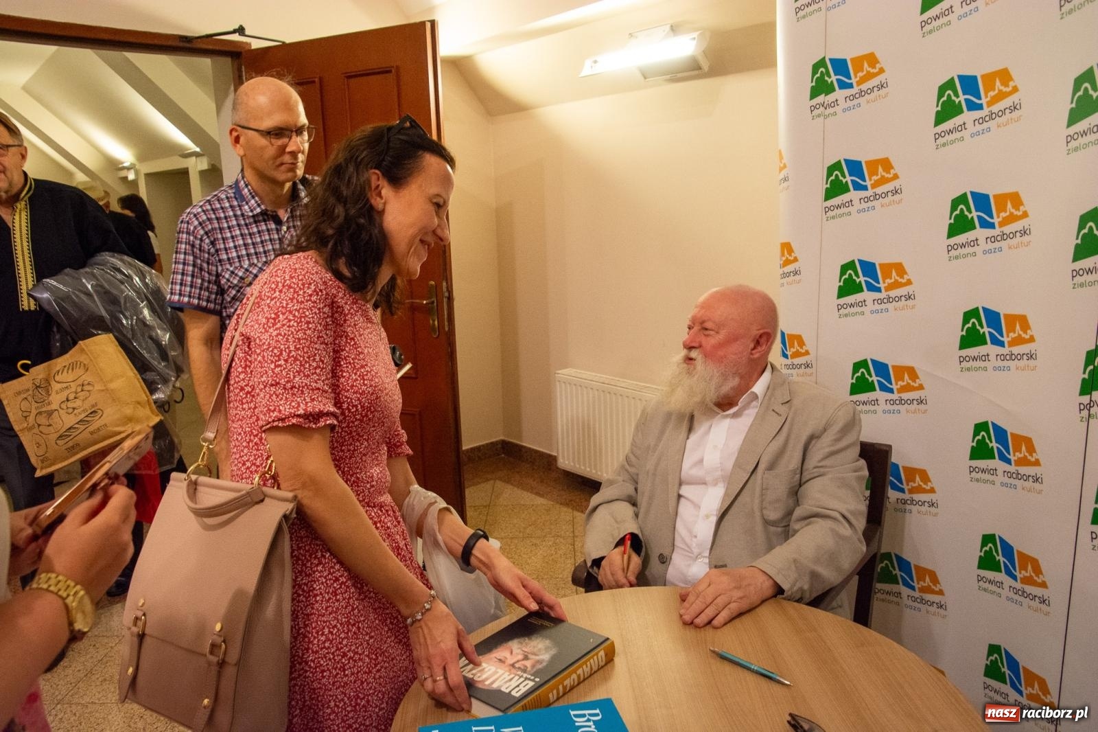 Zdjęcie w galerii na portalu naszraciborz.pl: Języka nie trzeba strzec ani hołubić - trzeba go po prostu lubić. Profesor Bralczyk w Raciborzu wiadomości z regionu