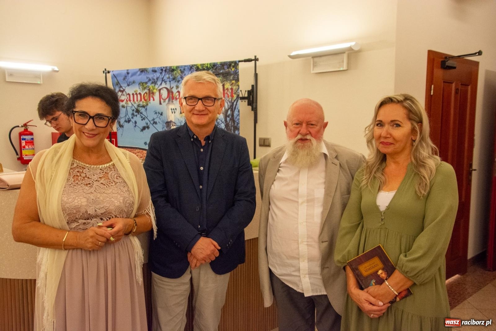 Zdjęcie w galerii na portalu naszraciborz.pl: Języka nie trzeba strzec ani hołubić - trzeba go po prostu lubić. Profesor Bralczyk w Raciborzu wiadomości z regionu