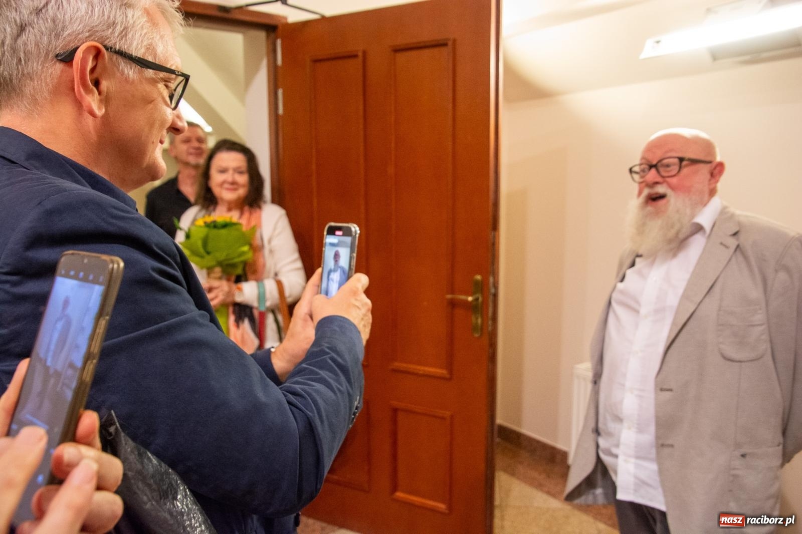 Zdjęcie w galerii na portalu naszraciborz.pl: Języka nie trzeba strzec ani hołubić - trzeba go po prostu lubić. Profesor Bralczyk w Raciborzu wiadomości z regionu
