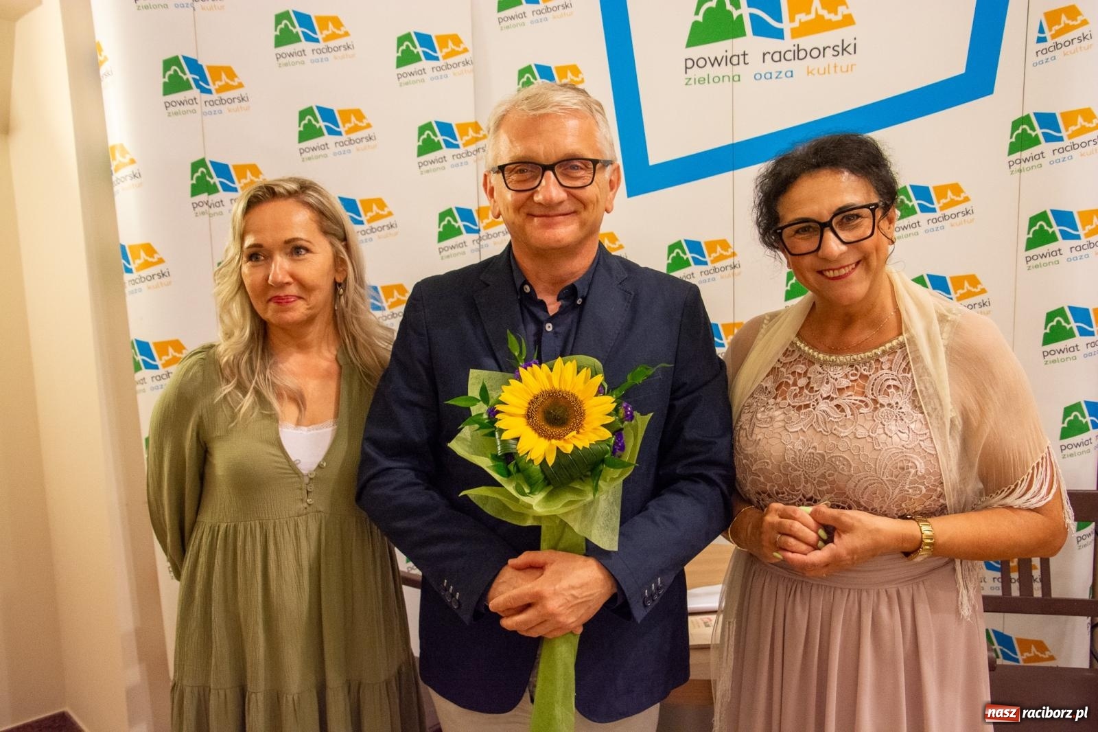 Zdjęcie w galerii na portalu naszraciborz.pl: Języka nie trzeba strzec ani hołubić - trzeba go po prostu lubić. Profesor Bralczyk w Raciborzu wiadomości z regionu