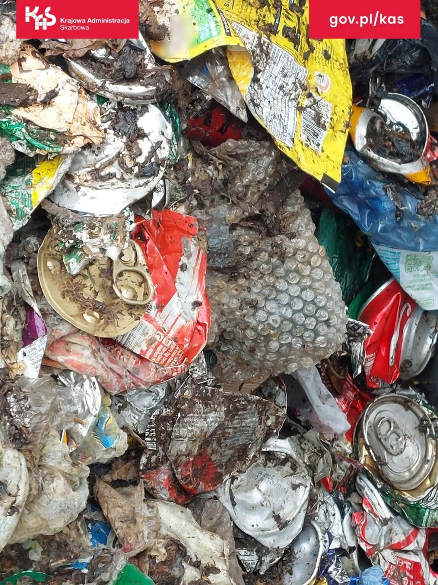 Zdjęcie w galerii na portalu naszraciborz.pl: Miszmasz odpadów na A4. KAS zatrzymała nielegalny transport z Niemiec wiadomości z regionu