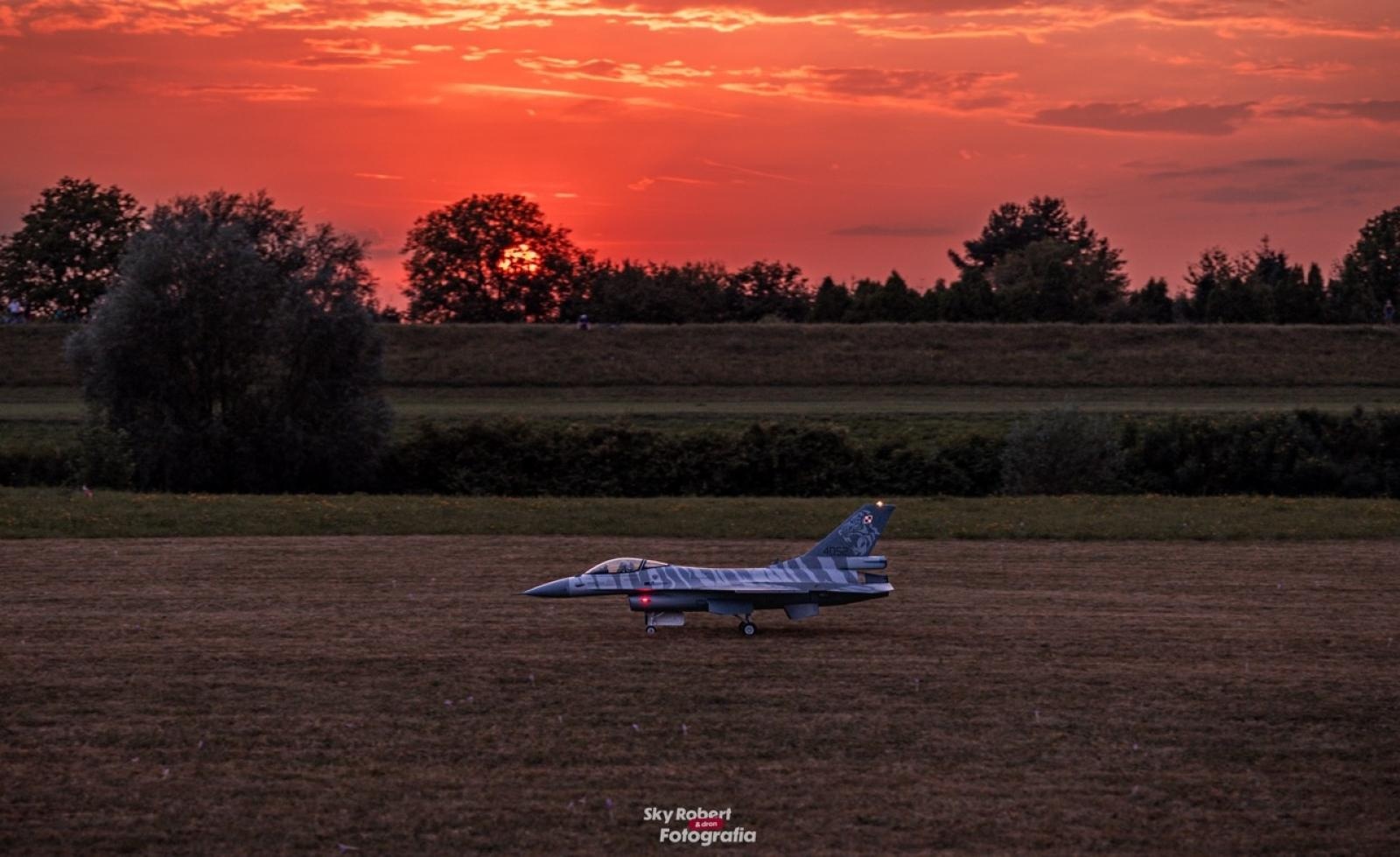 Zdjęcie w galerii na portalu naszraciborz.pl: Magiczne zdjęcia raciborskiego air show wiadomości z regionu