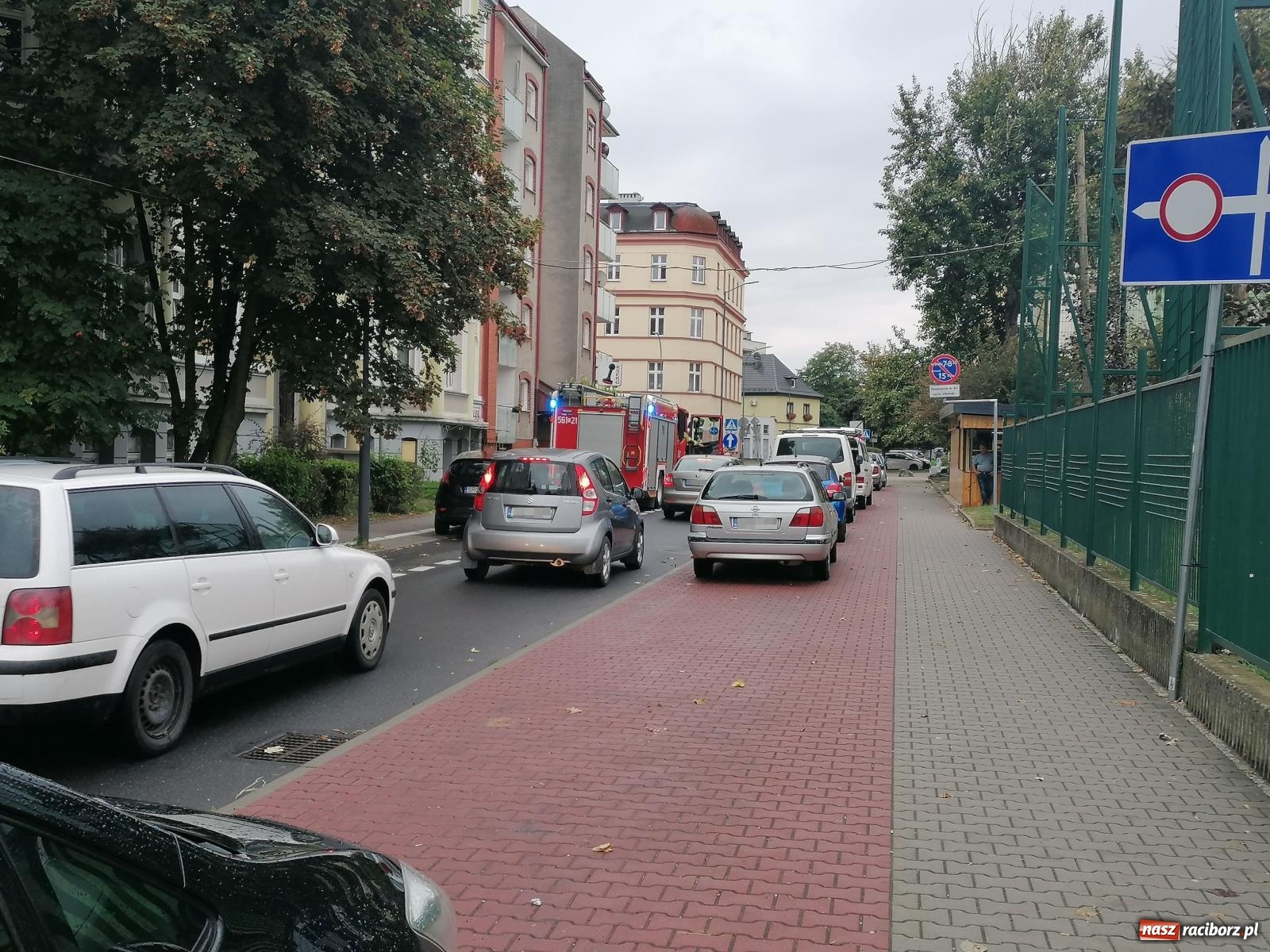 Zdjęcie w galerii na portalu naszraciborz.pl: Dym spod samochodu przy Sienkiewicza wiadomości z regionu