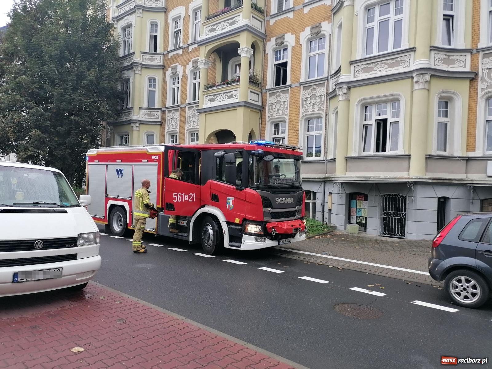 Zdjęcie w galerii na portalu naszraciborz.pl: Dym spod samochodu przy Sienkiewicza wiadomości z regionu