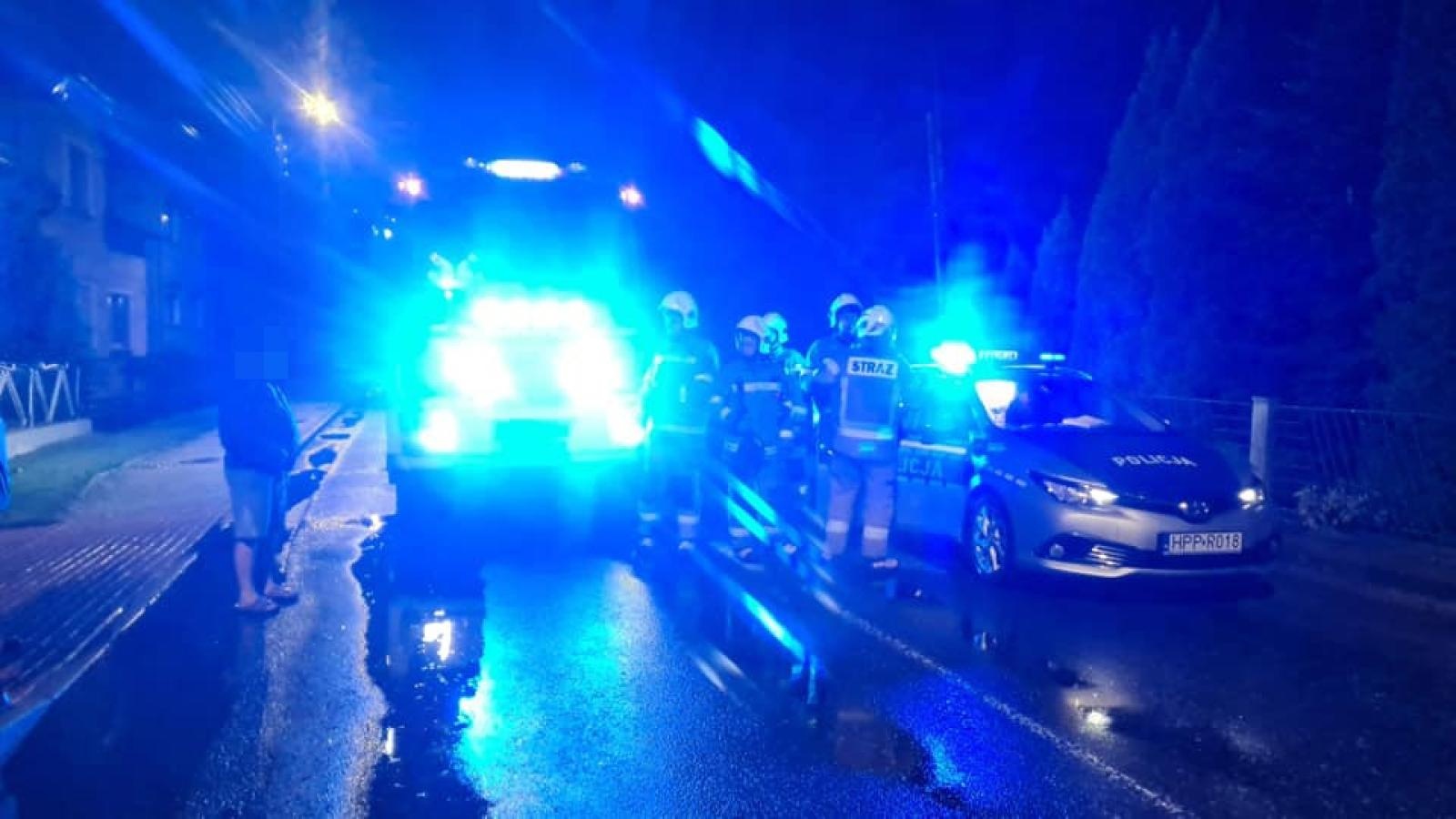 Zdjęcie w galerii na portalu naszraciborz.pl: Zdarzenie drogowe w Krzanowicach. Uderzył w barierki, a potem w słup wiadomości z regionu