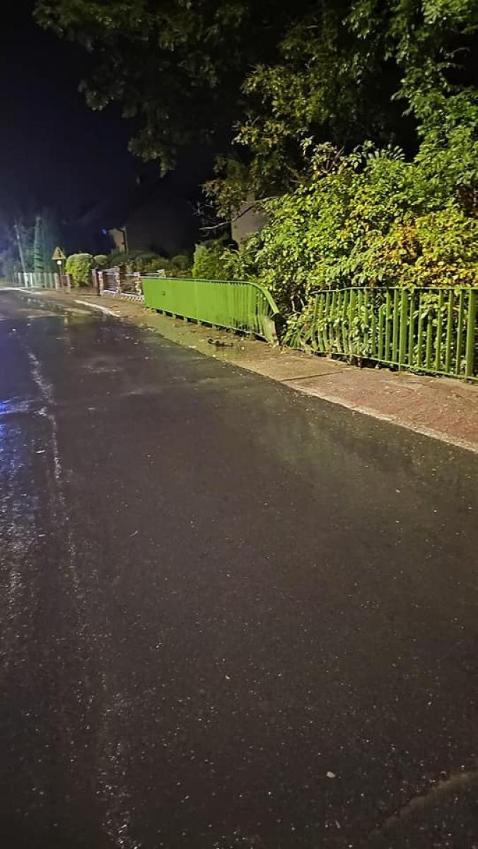 Zdjęcie w galerii na portalu naszraciborz.pl: Zdarzenie drogowe w Krzanowicach. Uderzył w barierki, a potem w słup wiadomości z regionu