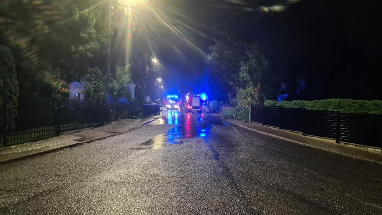 Zdjęcie w galerii na portalu naszraciborz.pl: Zdarzenie drogowe w Krzanowicach. Uderzył w barierki, a potem w słup wiadomości z regionu