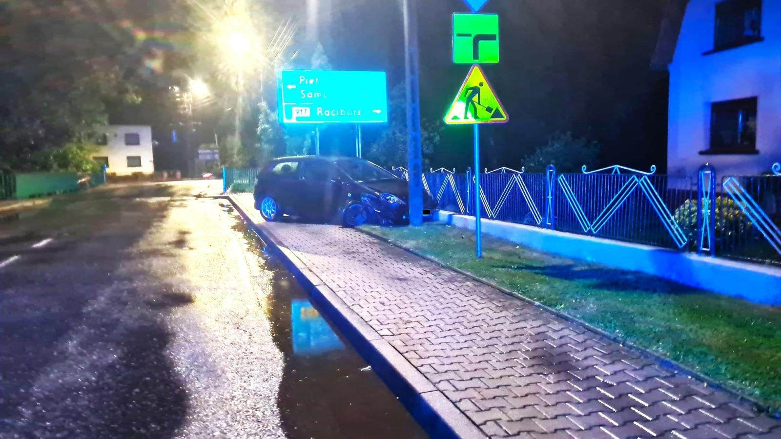 Zdjęcie w galerii na portalu naszraciborz.pl: Zdarzenie drogowe w Krzanowicach. Uderzył w barierki, a potem w słup wiadomości z regionu