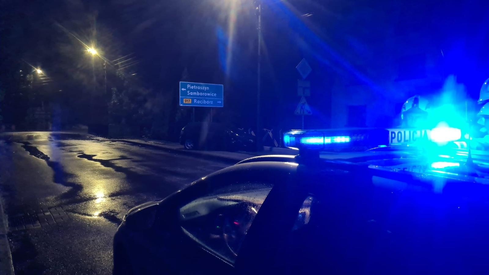 Zdjęcie w galerii na portalu naszraciborz.pl: Zdarzenie drogowe w Krzanowicach. Uderzył w barierki, a potem w słup wiadomości z regionu