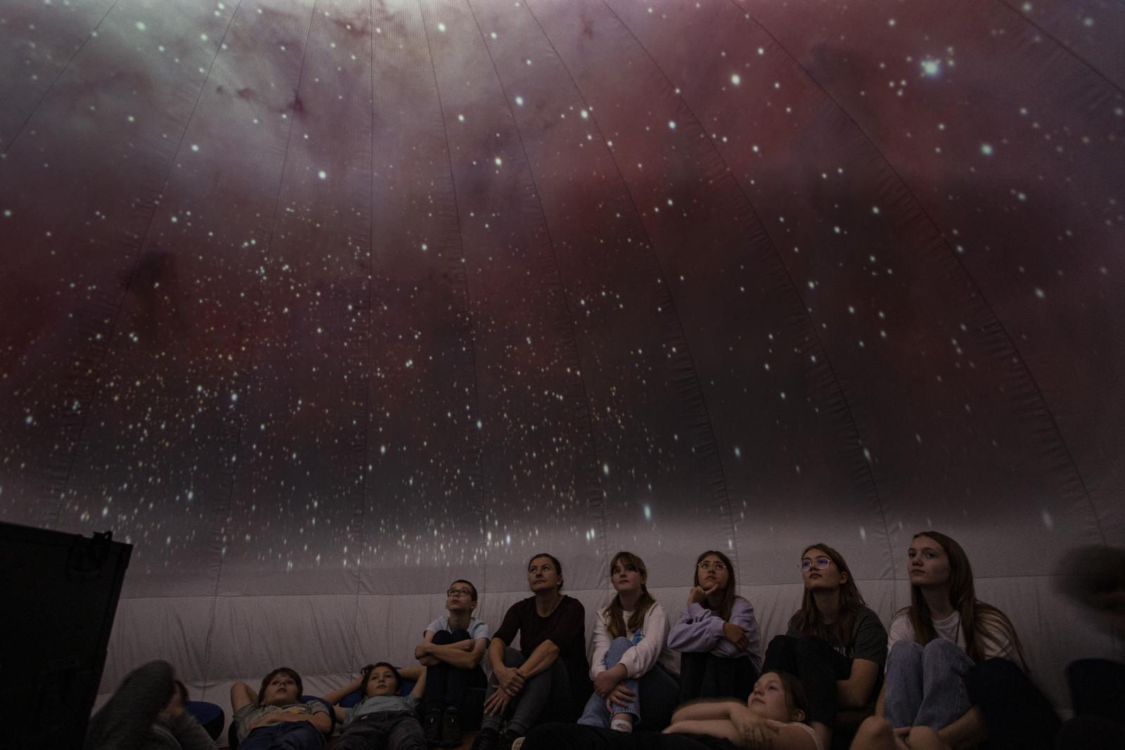 Zdjęcie w galerii na portalu naszraciborz.pl: Czy w kosmosie żyją węże? Mobilne planetarium Kopernika w Raciborzu wiadomości z regionu