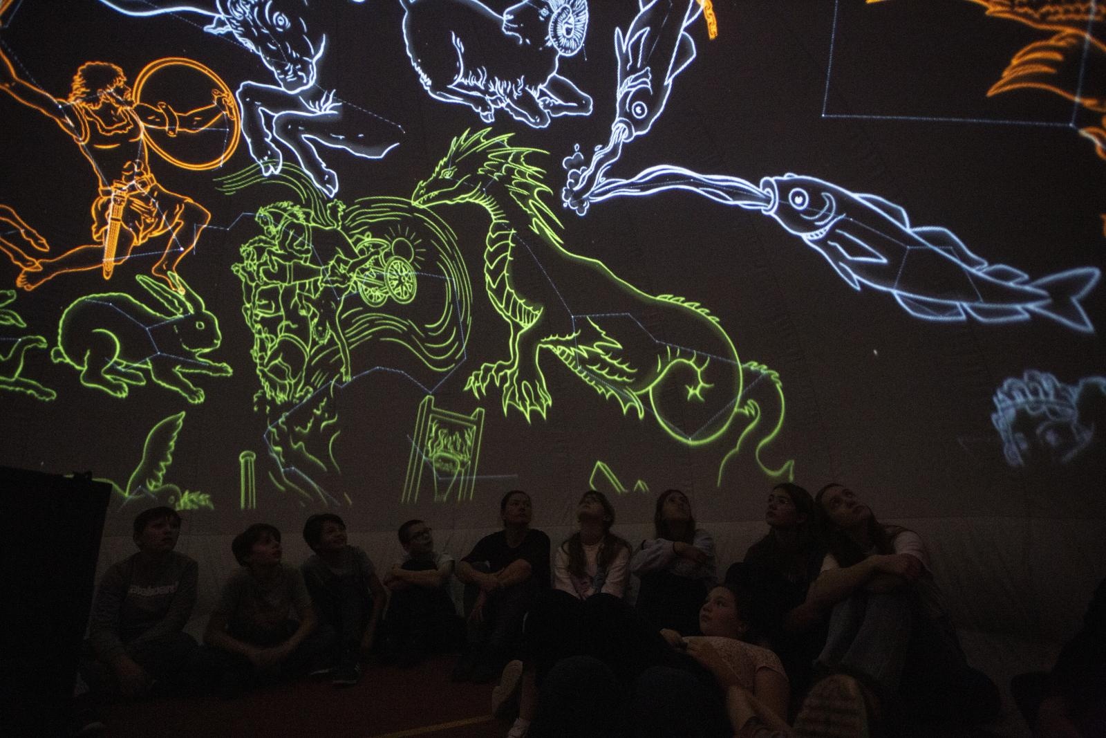 Zdjęcie w galerii na portalu naszraciborz.pl: Czy w kosmosie żyją węże? Mobilne planetarium Kopernika w Raciborzu wiadomości z regionu