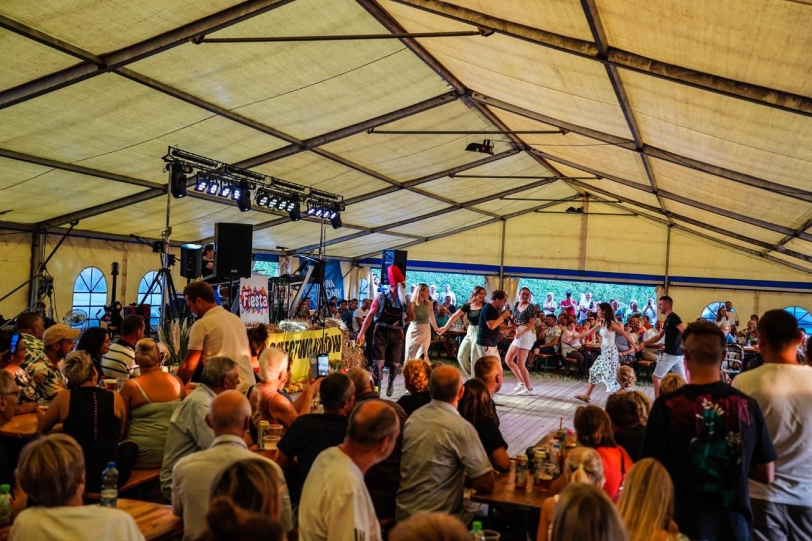 Zdjęcie w galerii na portalu naszraciborz.pl: Toby z Monachium gwiazdą dożynek w Gamowie. Już wkrótce kolejne koncerty na Oktoberfeście w Szymocicach wiadomości z regionu