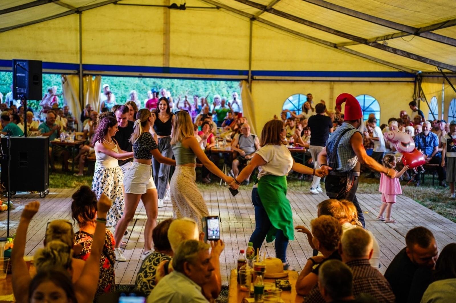 Zdjęcie w galerii na portalu naszraciborz.pl: Toby z Monachium gwiazdą dożynek w Gamowie. Już wkrótce kolejne koncerty na Oktoberfeście w Szymocicach wiadomości z regionu