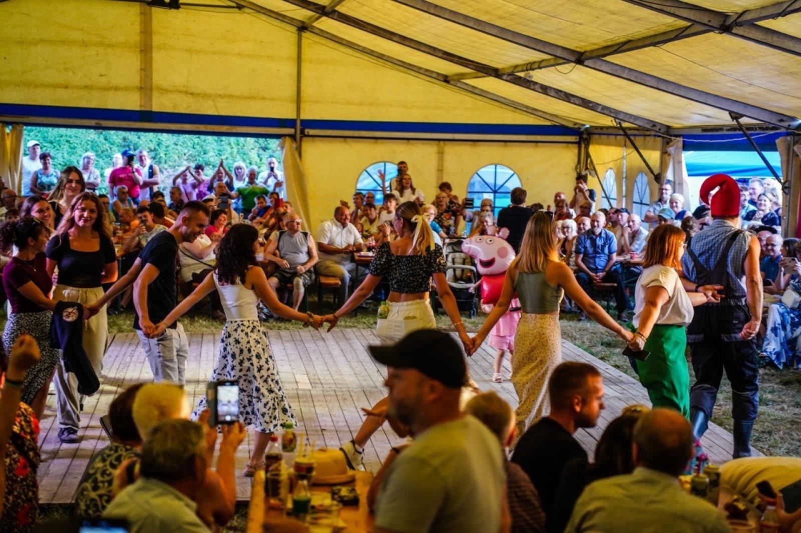 Zdjęcie w galerii na portalu naszraciborz.pl: Toby z Monachium gwiazdą dożynek w Gamowie. Już wkrótce kolejne koncerty na Oktoberfeście w Szymocicach wiadomości z regionu