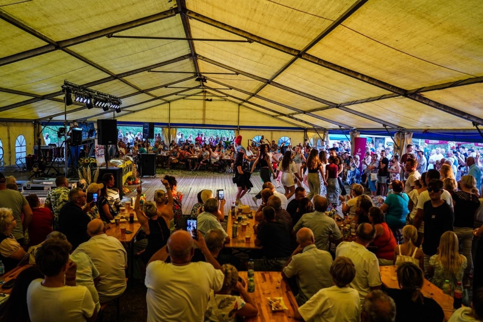 Zdjęcie w galerii na portalu naszraciborz.pl: Toby z Monachium gwiazdą dożynek w Gamowie. Już wkrótce kolejne koncerty na Oktoberfeście w Szymocicach wiadomości z regionu