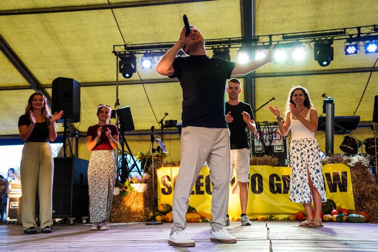 Zdjęcie w galerii na portalu naszraciborz.pl: Toby z Monachium gwiazdą dożynek w Gamowie. Już wkrótce kolejne koncerty na Oktoberfeście w Szymocicach wiadomości z regionu