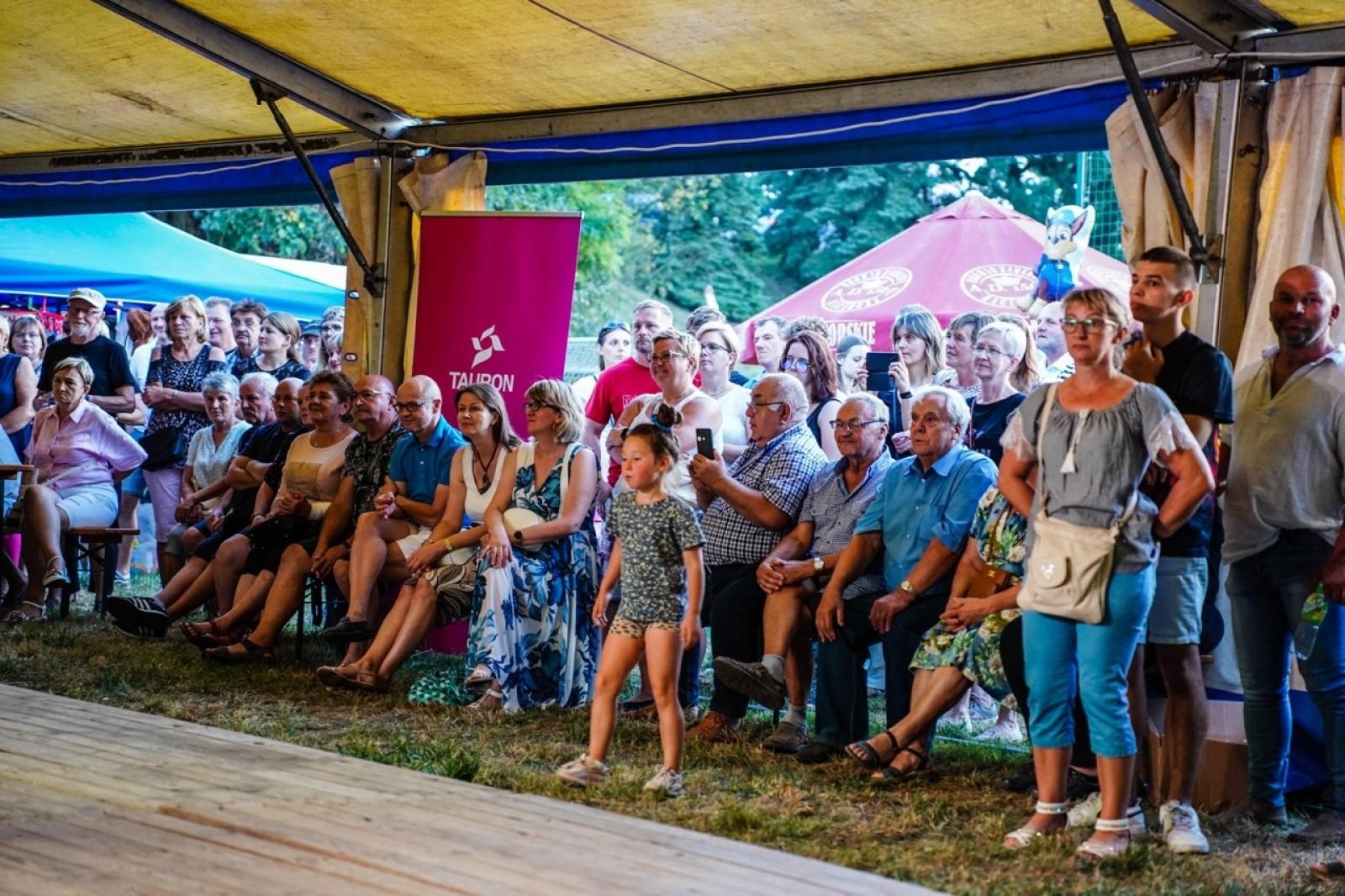 Zdjęcie w galerii na portalu naszraciborz.pl: Toby z Monachium gwiazdą dożynek w Gamowie. Już wkrótce kolejne koncerty na Oktoberfeście w Szymocicach wiadomości z regionu