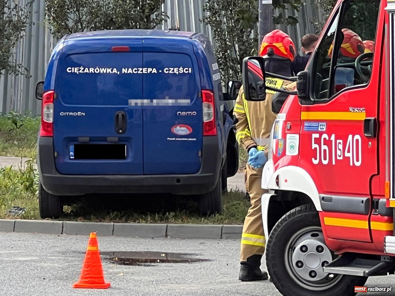 Zdjęcie w galerii na portalu naszraciborz.pl: Citroen i fiat zderzyły się na skrzyżowaniu przy więzieniu [FOTO] wiadomości z regionu