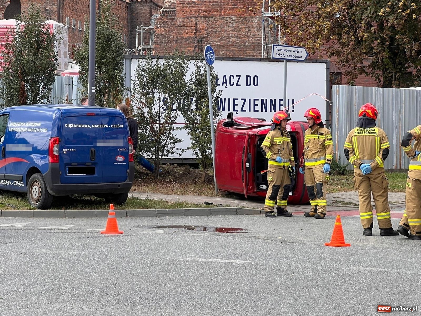 Zdjęcie w galerii na portalu naszraciborz.pl: Citroen i fiat zderzyły się na skrzyżowaniu przy więzieniu [FOTO] wiadomości z regionu