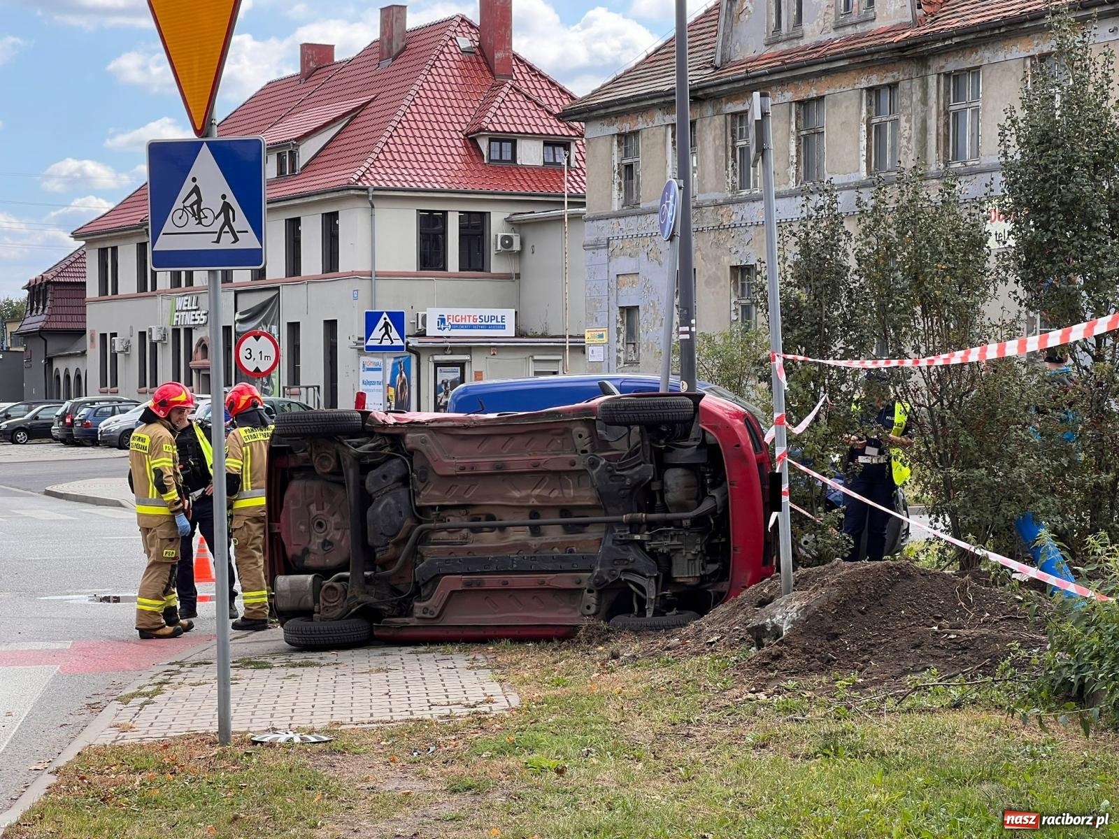 Zdjęcie w galerii na portalu naszraciborz.pl: Citroen i fiat zderzyły się na skrzyżowaniu przy więzieniu [FOTO] wiadomości z regionu