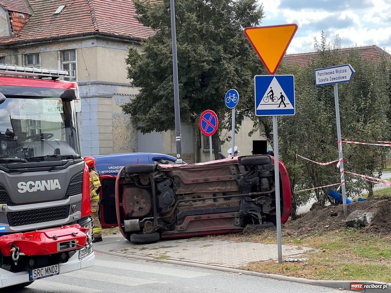 Zdjęcie w galerii na portalu naszraciborz.pl: Citroen i fiat zderzyły się na skrzyżowaniu przy więzieniu [FOTO] wiadomości z regionu