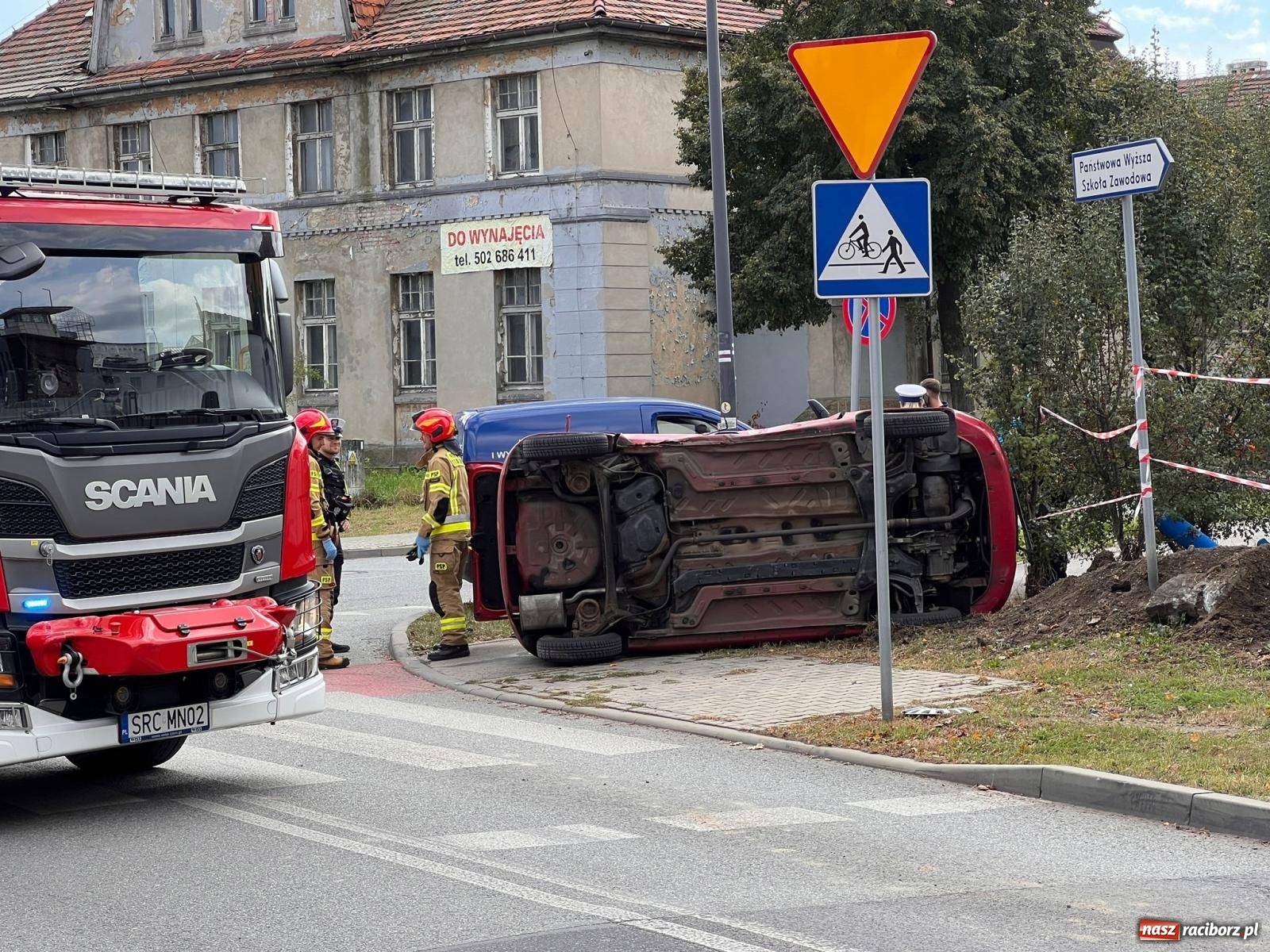 Zdjęcie w galerii na portalu naszraciborz.pl: Citroen i fiat zderzyły się na skrzyżowaniu przy więzieniu [FOTO] wiadomości z regionu