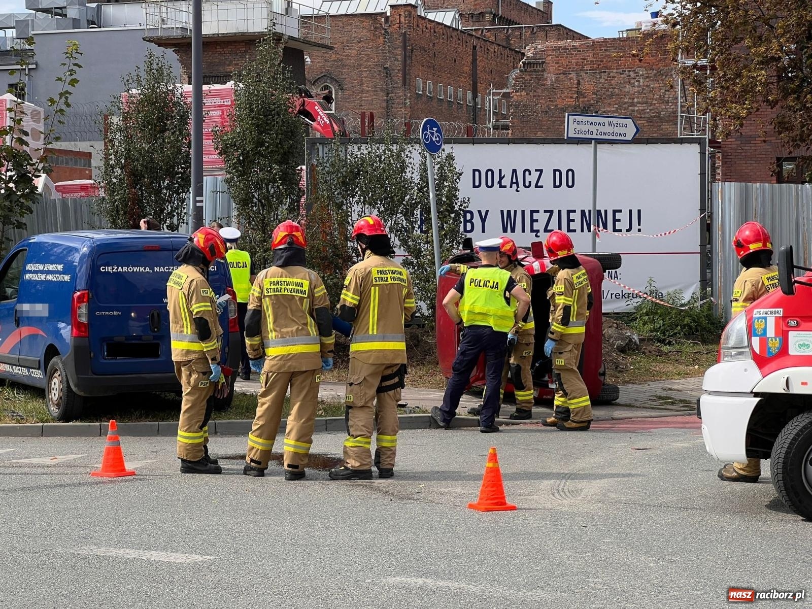Zdjęcie w galerii na portalu naszraciborz.pl: Citroen i fiat zderzyły się na skrzyżowaniu przy więzieniu [FOTO] wiadomości z regionu