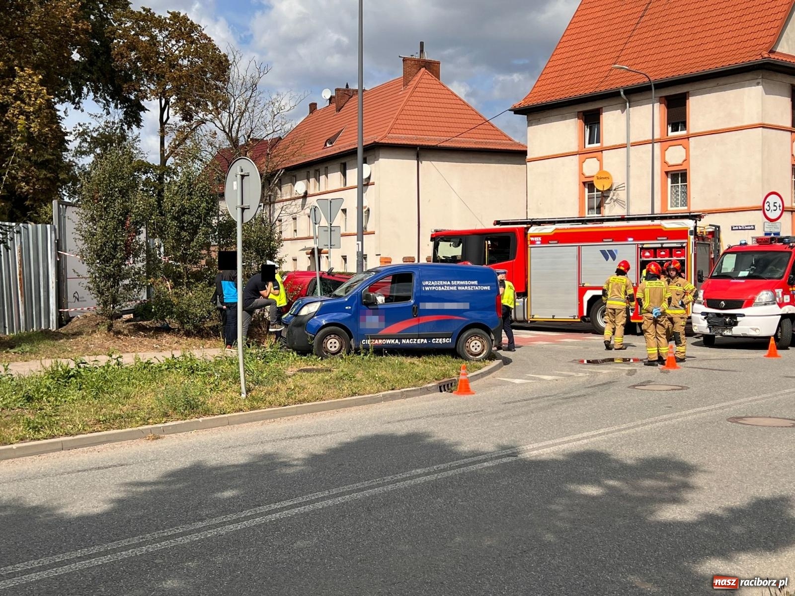 Zdjęcie w galerii na portalu naszraciborz.pl: Citroen i fiat zderzyły się na skrzyżowaniu przy więzieniu [FOTO] wiadomości z regionu