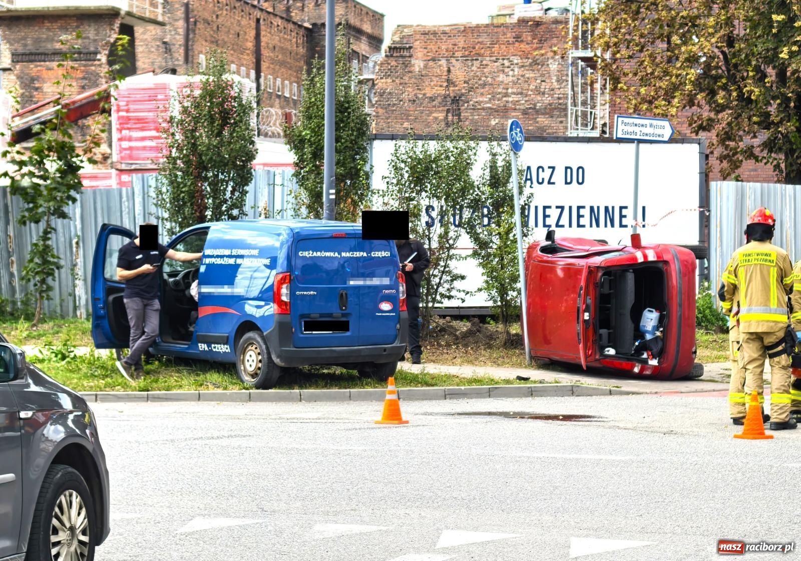 Zdjęcie w galerii na portalu naszraciborz.pl: Citroen i fiat zderzyły się na skrzyżowaniu przy więzieniu [FOTO] wiadomości z regionu
