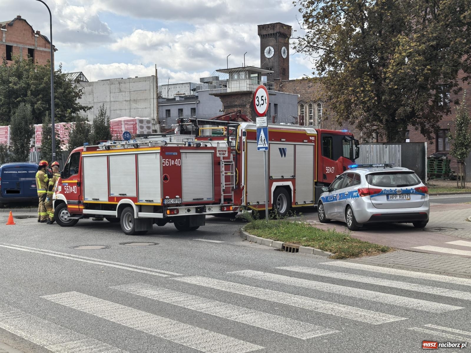 Zdjęcie w galerii na portalu naszraciborz.pl: Citroen i fiat zderzyły się na skrzyżowaniu przy więzieniu [FOTO] wiadomości z regionu
