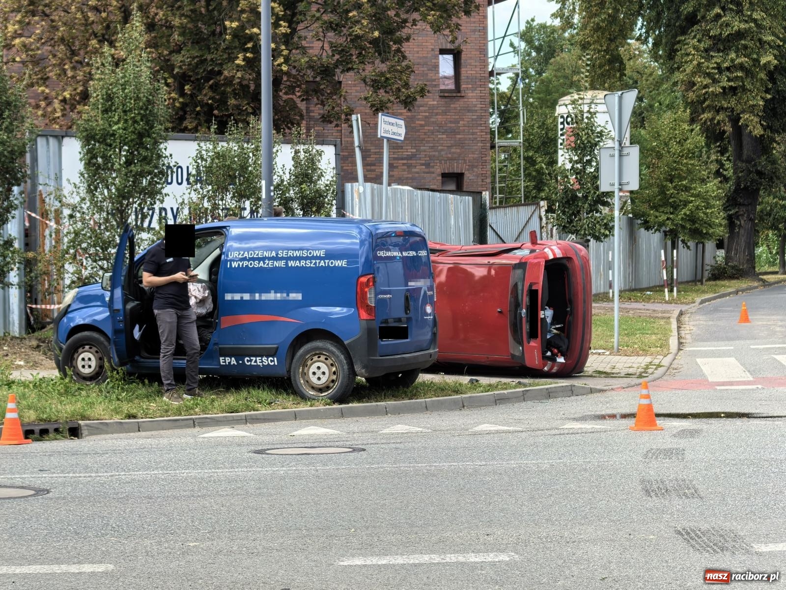 Zdjęcie w galerii na portalu naszraciborz.pl: Citroen i fiat zderzyły się na skrzyżowaniu przy więzieniu [FOTO] wiadomości z regionu