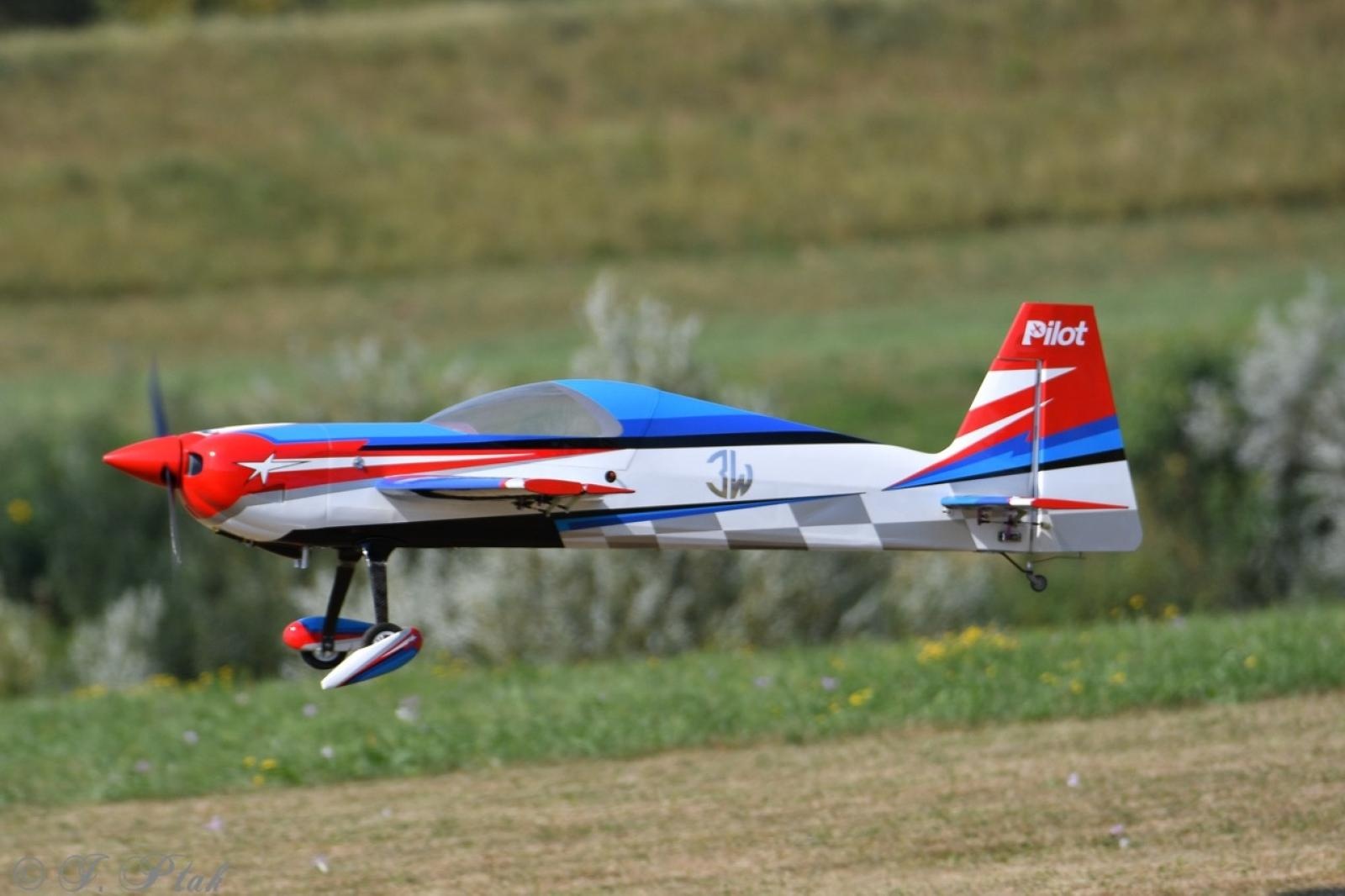 Zdjęcie w galerii na portalu naszraciborz.pl: Dwustu modelarzy na Raciborskim Air Show. To największa impreza modelarska w Polsce! wiadomości z regionu