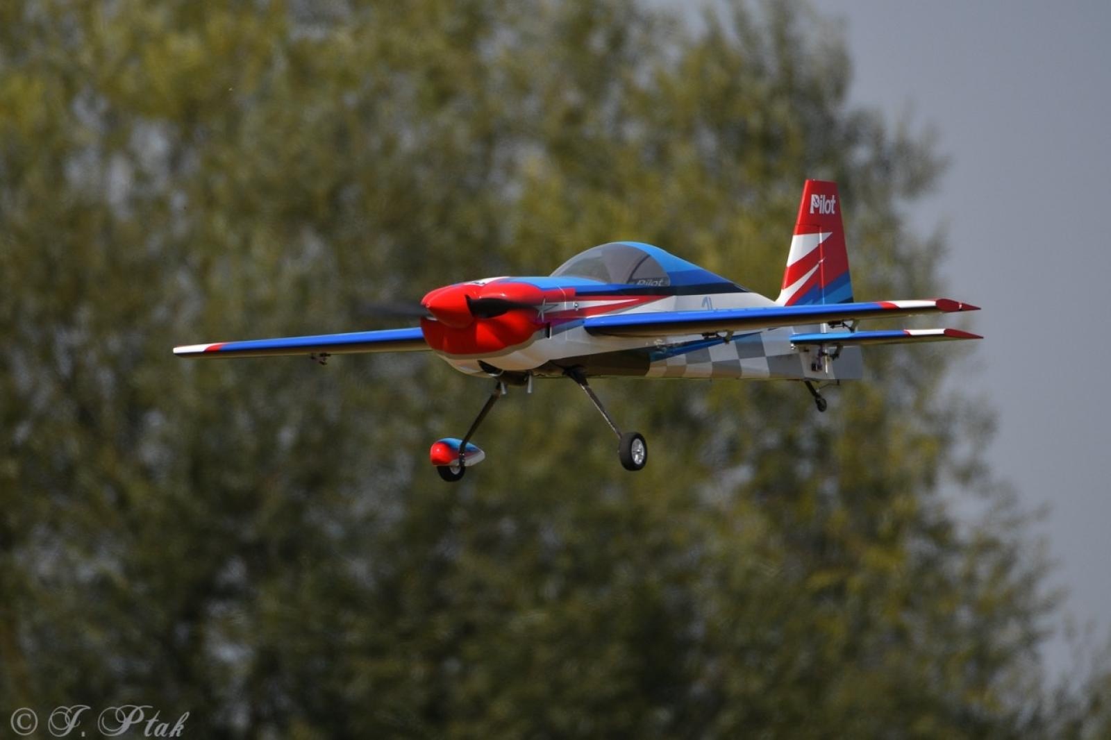 Zdjęcie w galerii na portalu naszraciborz.pl: Dwustu modelarzy na Raciborskim Air Show. To największa impreza modelarska w Polsce! wiadomości z regionu