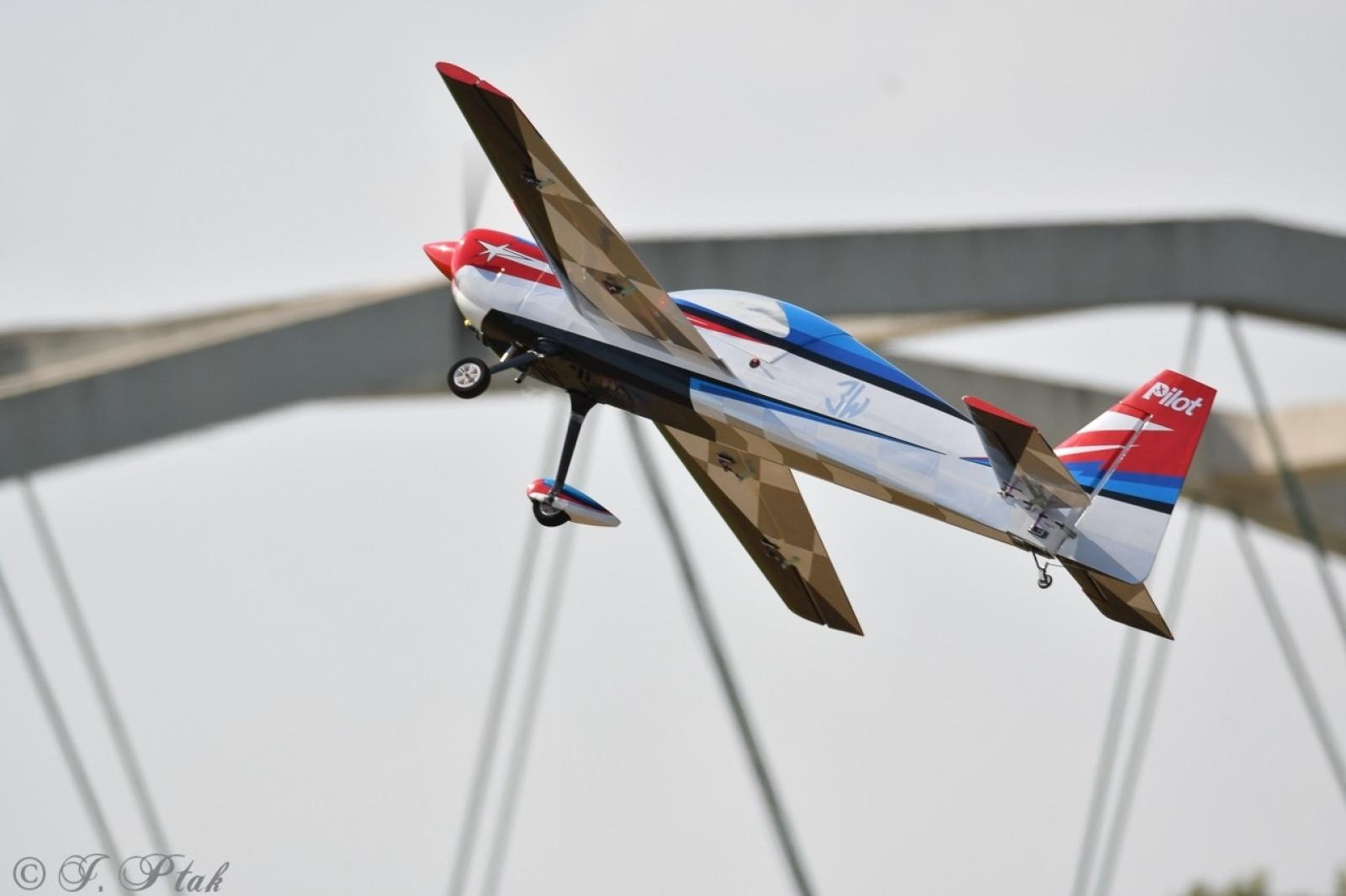 Zdjęcie w galerii na portalu naszraciborz.pl: Dwustu modelarzy na Raciborskim Air Show. To największa impreza modelarska w Polsce! wiadomości z regionu