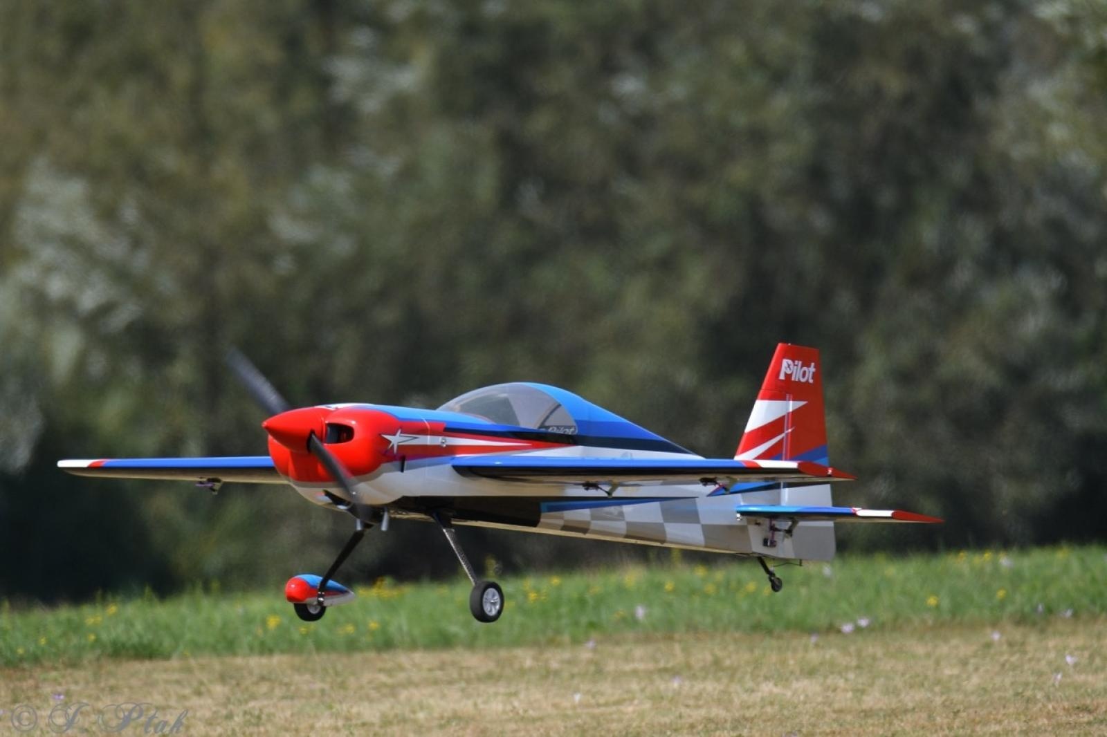 Zdjęcie w galerii na portalu naszraciborz.pl: Dwustu modelarzy na Raciborskim Air Show. To największa impreza modelarska w Polsce! wiadomości z regionu