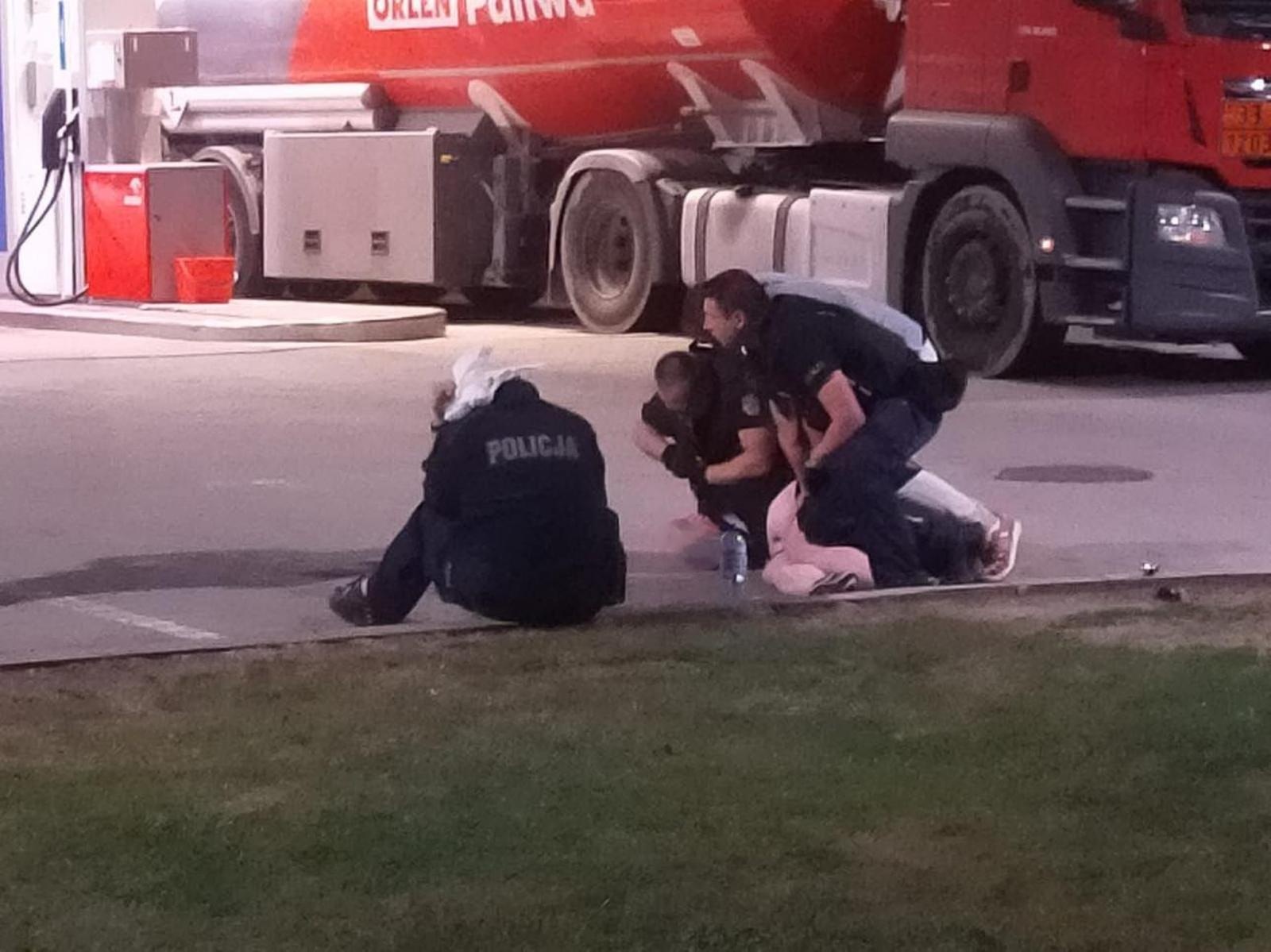 Zdjęcie w galerii na portalu naszraciborz.pl: Próba podpalenia stacji w Chałupkach. Policjanci wykazali się odwagą i profesjonalizmem wiadomości z regionu