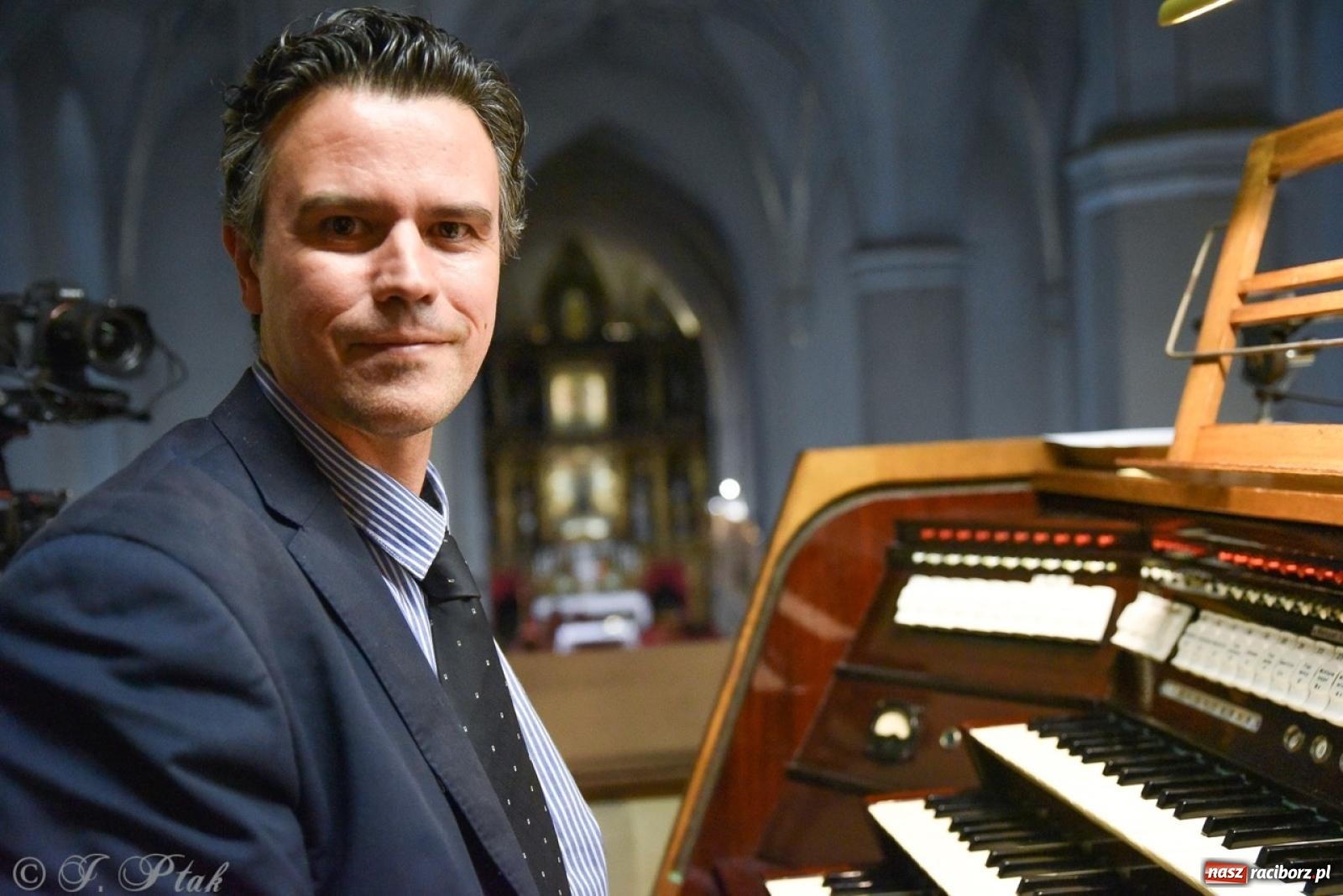 Zdjęcie w galerii na portalu naszraciborz.pl: Wirtuoz z Włoch oczarował raciborską publiczność wiadomości z regionu